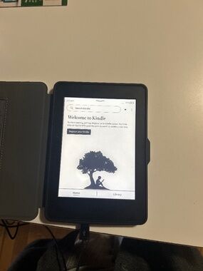 Kindle paper white gen. 7 with case and charger